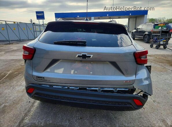 KL77LJEP3SC020596 2025 CHEVROLET TRAX Silver Вид ззаду