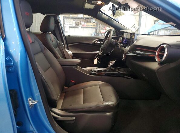 KL77LJEP3SC323720 2025 CHEVROLET TRAX Turquoise Вид салону спереду
