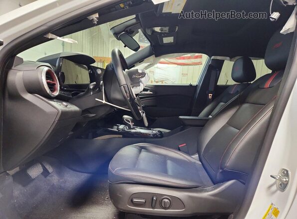 KL77LJEP6SC251508 2025 CHEVROLET TRAX Белый Вид салона спереди