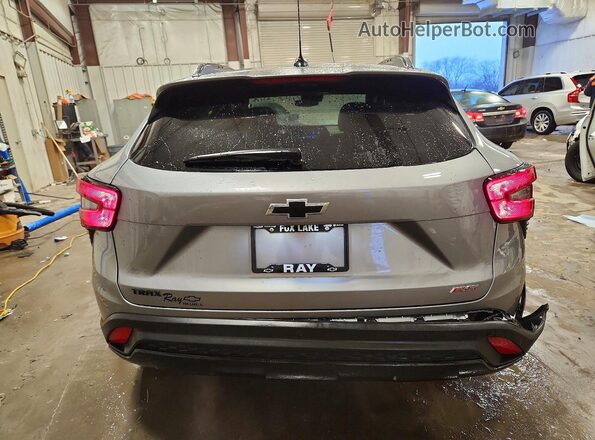 KL77LJEP7SC132690 2025 CHEVROLET TRAX Серебряный Вид сзади