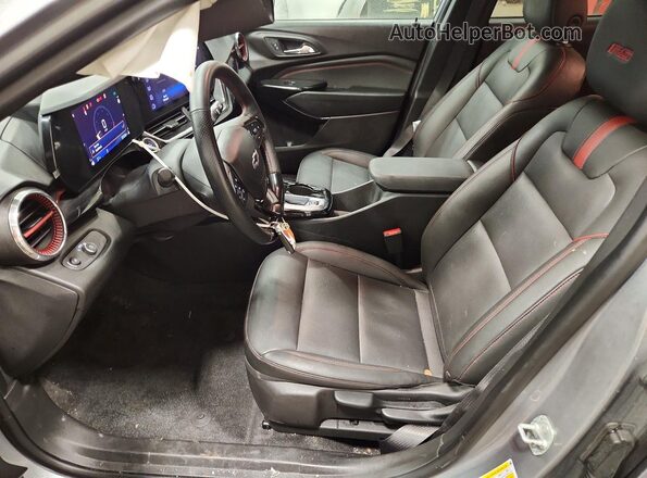 KL77LJEP7SC132690 2025 CHEVROLET TRAX Серебряный Вид салона спереди