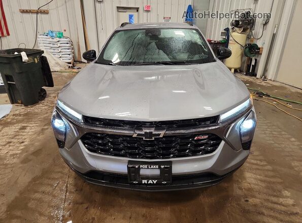 KL77LJEP7SC132690 2025 CHEVROLET TRAX Серебряный Вид спереди