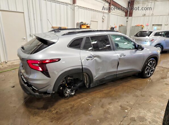 KL77LJEP7SC132690 2025 CHEVROLET TRAX Серебряный Задняя правая четверть