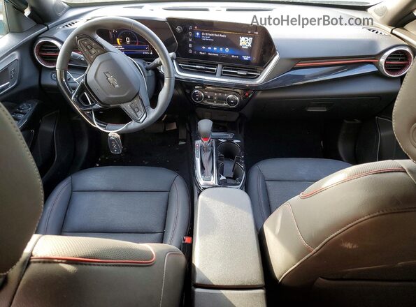KL77LJEP8SC160661 2025 CHEVROLET TRAX Синий Вид панели приборов