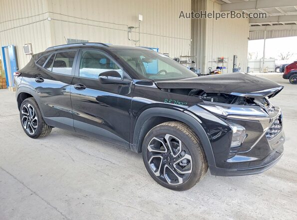 KL77LJEP8TC001463 2026 CHEVROLET TRAX Черный Передняя правая четверть