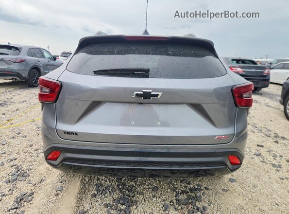 KL77LJEP9SC015368 2025 CHEVROLET TRAX Charcoal Widok z tyłu