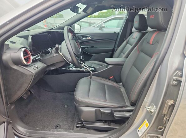 KL77LJEP9SC015368 2025 CHEVROLET TRAX Charcoal Widok wnętrza z przodu