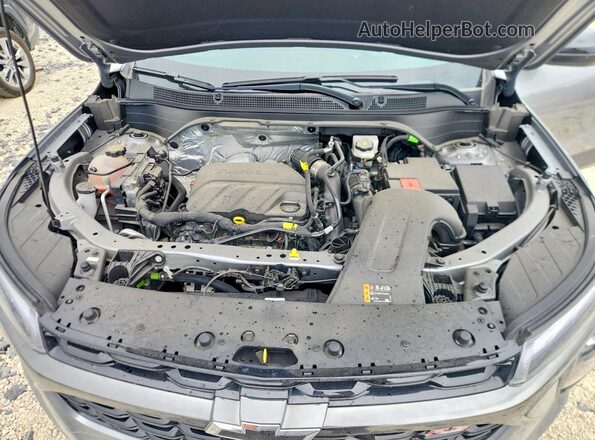 KL77LJEP9SC015368 2025 CHEVROLET TRAX Charcoal Widok wnętrza z tyłu