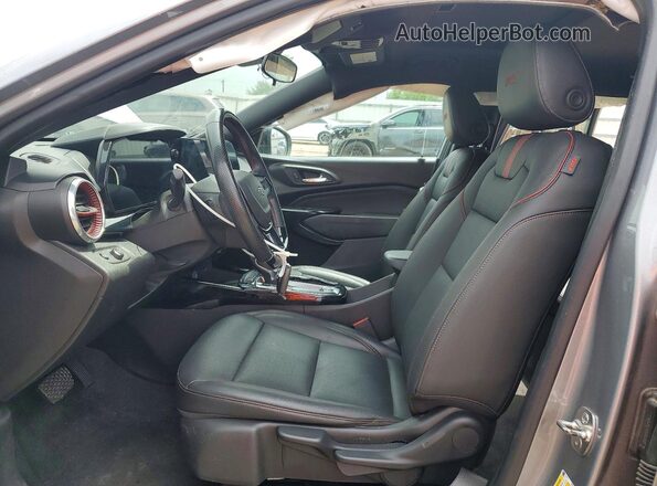 KL77LJEP9SC101358 2025 CHEVROLET TRAX Серый Вид салона спереди