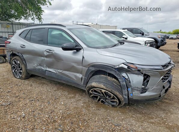KL77LJEP9SC101358 2025 CHEVROLET TRAX Серый Передняя правая четверть