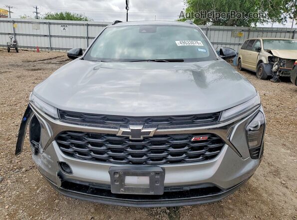KL77LJEP9SC101358 2025 CHEVROLET TRAX Серый Вид спереди