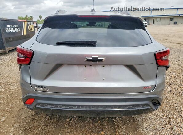 KL77LJEP9SC101358 2025 CHEVROLET TRAX Серый Вид сзади