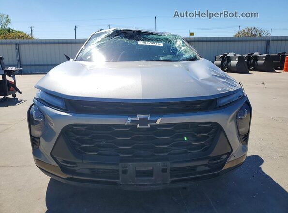 KL77LKEP5SC084788 2025 CHEVROLET TRAX Серый Вид спереди