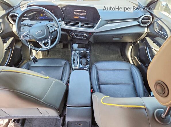 KL77LKEP5SC135187 2025 CHEVROLET TRAX Серый Вид панели приборов