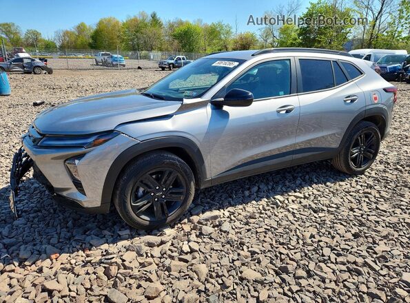 KL77LKEP5SC135187 2025 CHEVROLET TRAX Серый Передняя левая четверть