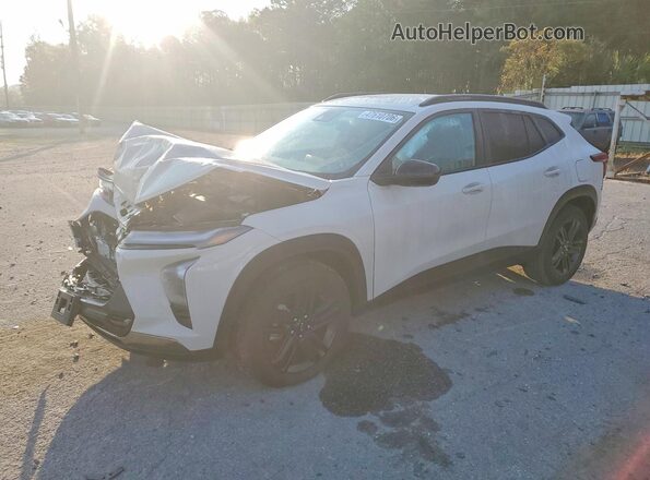 KL77LKEP6TC049937 2026 CHEVROLET TRAX Cream Vista tres cuartos delantera izquierda
