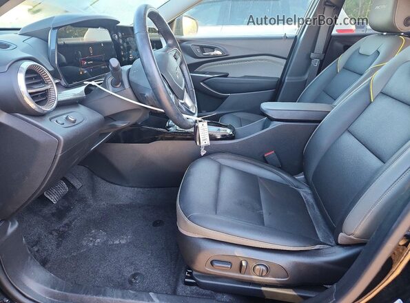 KL77LKEP7SC067698 2025 CHEVROLET TRAX Черный Вид салона спереди