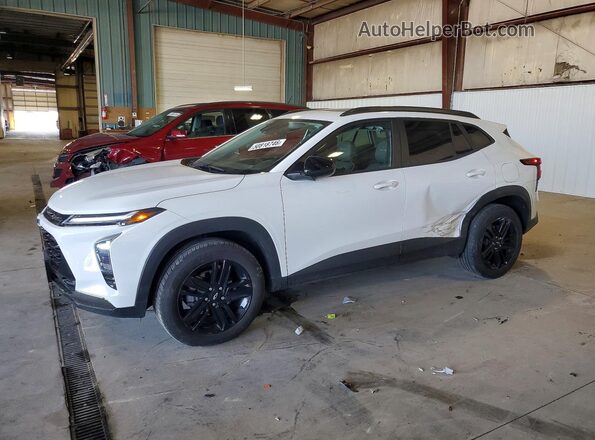 KL77LKEP7SC341854 2025 CHEVROLET TRAX White Vista tres cuartos delantera izquierda
