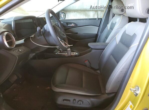 KL77LKEP8SC063434 2025 CHEVROLET TRAX Золотой Вид салона спереди