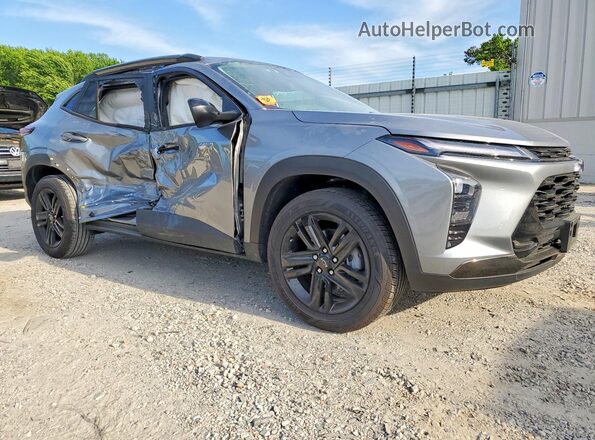 KL77LKEP9TC014793 2026 CHEVROLET TRAX Серый Передняя правая четверть