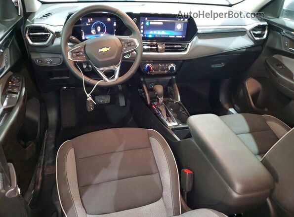 KL79MPSL5RB152253 2024 CHEVROLET TRAILBLAZER Серебряный Вид панели приборов