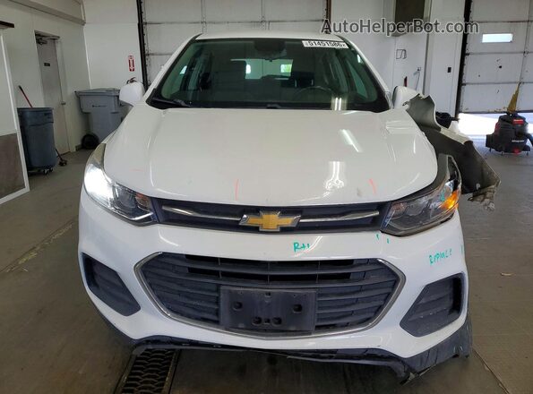 KL7CJKSB0JB586142 2018 CHEVROLET TRAX Белый Вид спереди