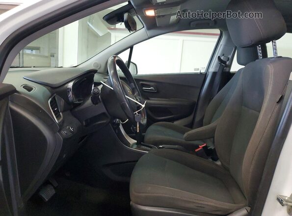 KL7CJKSB0JB586142 2018 CHEVROLET TRAX Белый Вид салона спереди