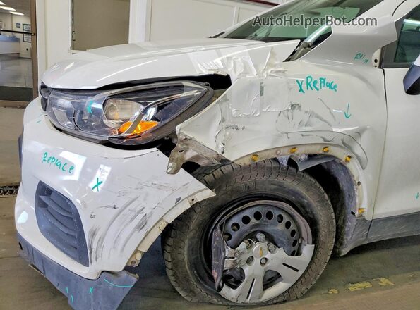 KL7CJKSB0JB586142 2018 CHEVROLET TRAX Белый Вид подкапотного пространства