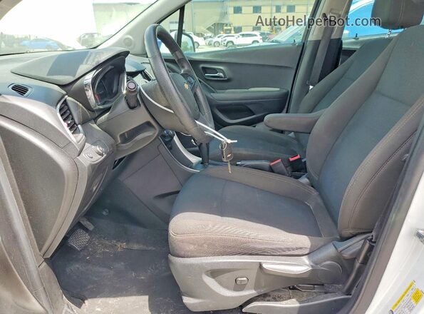 KL7CJKSB6JB720667 2018 CHEVROLET TRAX Белый Вид салона спереди