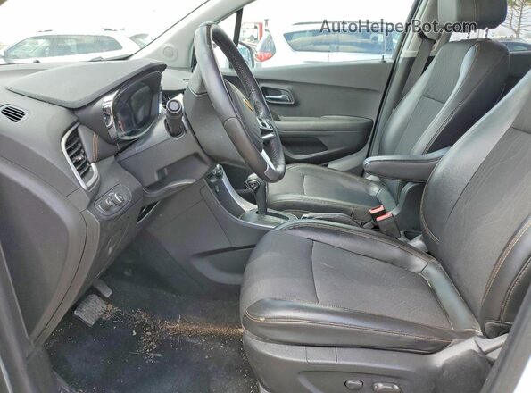 KL7CJLSB1JB580677 2018 CHEVROLET TRAX Белый Вид салона спереди