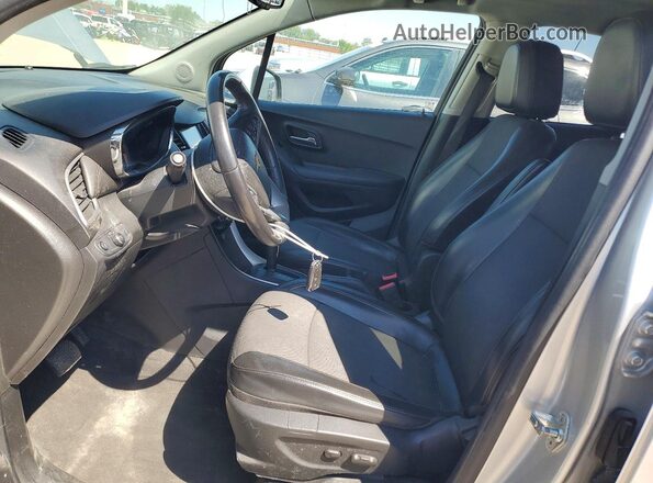 KL7CJLSB2HB182128 2017 CHEVROLET TRAX Серебряный Вид салона спереди