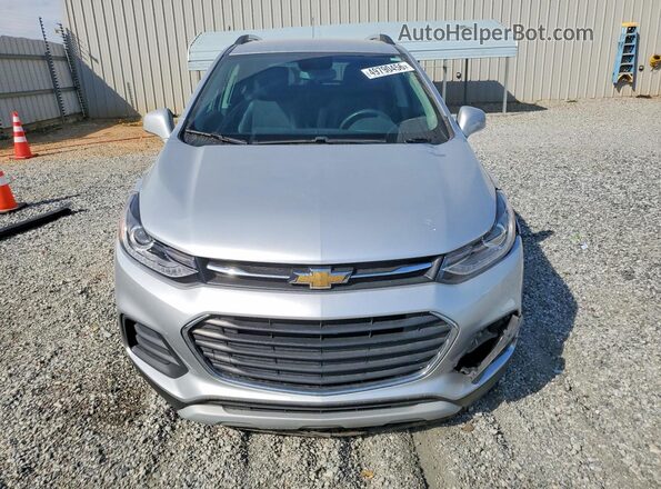 KL7CJLSB2JB683347 2018 CHEVROLET TRAX Silver Widok z przodu