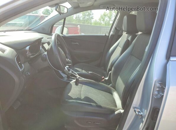 KL7CJLSB2JB683347 2018 CHEVROLET TRAX Silver Widok wnętrza z przodu