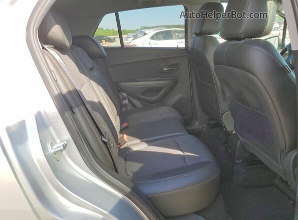 KL7CJLSB2JB683347 2018 CHEVROLET TRAX Silver Widok tylnych siedzeń