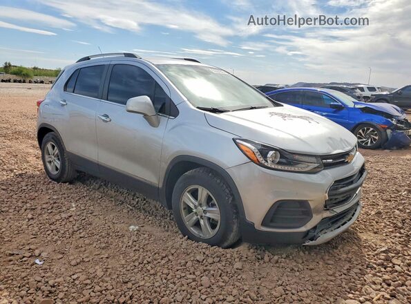 KL7CJLSB6KB960793 2019 CHEVROLET TRAX Серебряный Передняя правая четверть