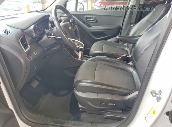 KL7CJLSB6MB324541 2021 CHEVROLET TRAX Белый Вид салона спереди