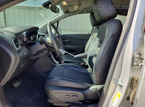 KL7CJLSB9MB336344 2021 CHEVROLET TRAX Серебряный Вид салона спереди