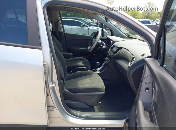 KL7CJNSB3JB720529 2018 CHEVROLET TRAX Silver Widok wnętrza z przodu