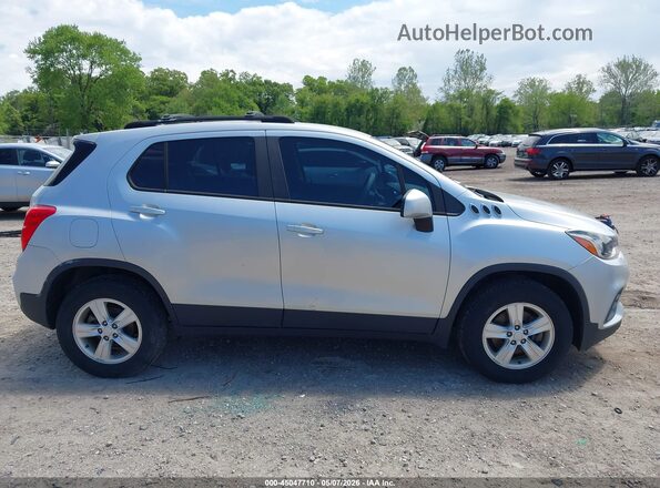 KL7CJNSB3JB720529 2018 CHEVROLET TRAX Silver Widok wnętrza z tyłu