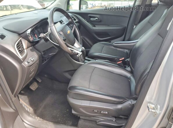 KL7CJPSB1KB952074 2019 CHEVROLET TRAX Серебряный Вид салона спереди
