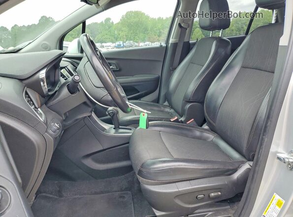 KL7CJPSB3KB927757 2019 CHEVROLET TRAX Серебряный Вид салона спереди