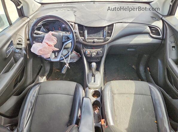 KL7CJPSB4JB730059 2018 CHEVROLET TRAX Белый Вид панели приборов