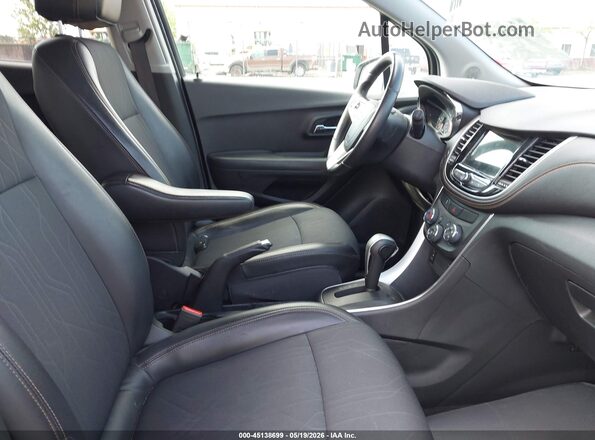 KL7CJPSB5JB613221 2018 CHEVROLET TRAX Белый Вид салона спереди
