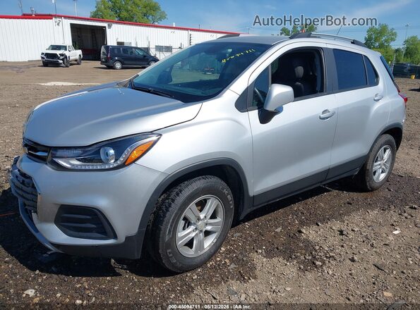 KL7CJPSB6MB339502 2021 CHEVROLET TRAX Silver Przód lewy