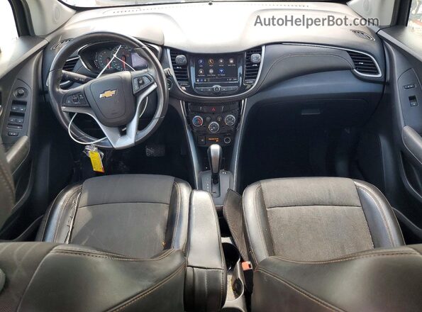 KL7CJPSB7JB581646 2018 CHEVROLET TRAX Серебряный Вид панели приборов