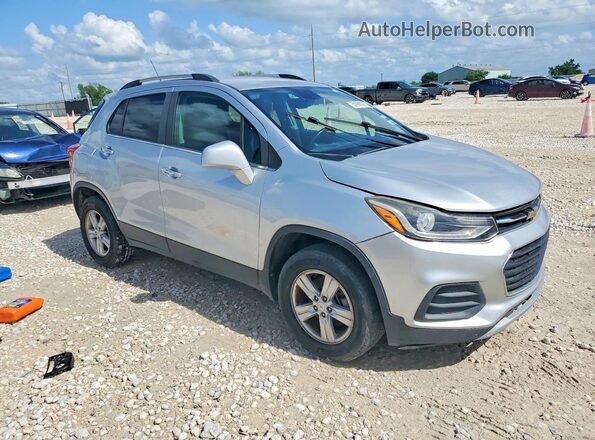 KL7CJPSB7JB581646 2018 CHEVROLET TRAX Серебряный Передняя правая четверть