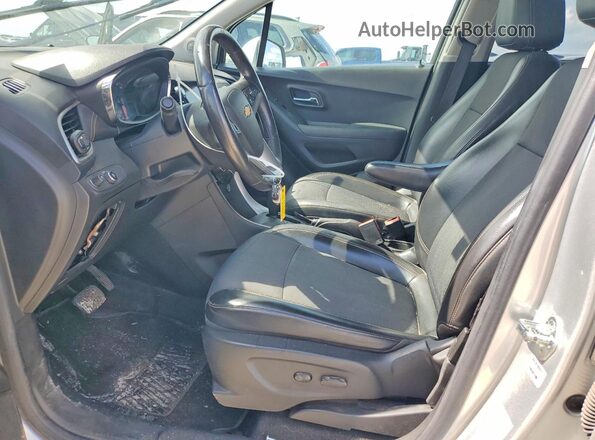 KL7CJPSB7JB581646 2018 CHEVROLET TRAX Серебряный Вид салона спереди
