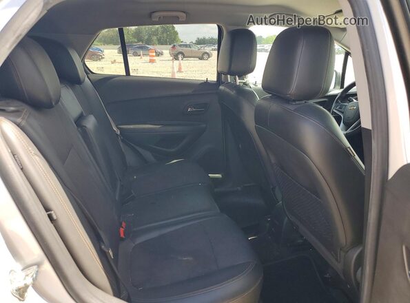 KL7CJPSB7JB581646 2018 CHEVROLET TRAX Серебряный Вид задней части салона