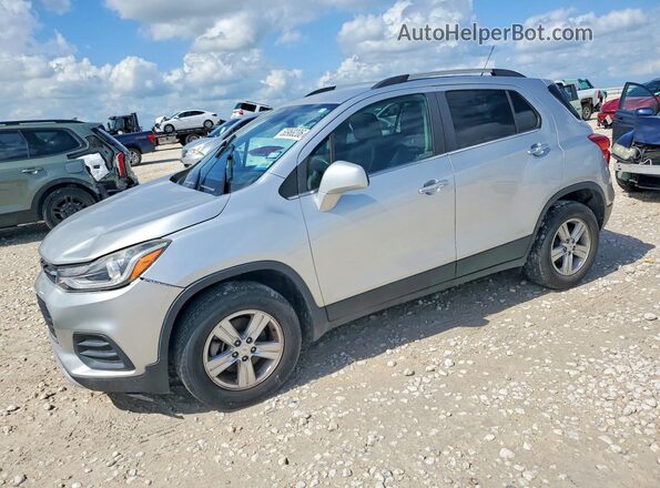 KL7CJPSB7JB581646 2018 CHEVROLET TRAX Серебряный Передняя левая четверть