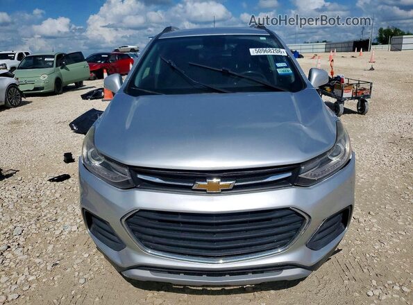 KL7CJPSB7JB581646 2018 CHEVROLET TRAX Серебряный Вид спереди